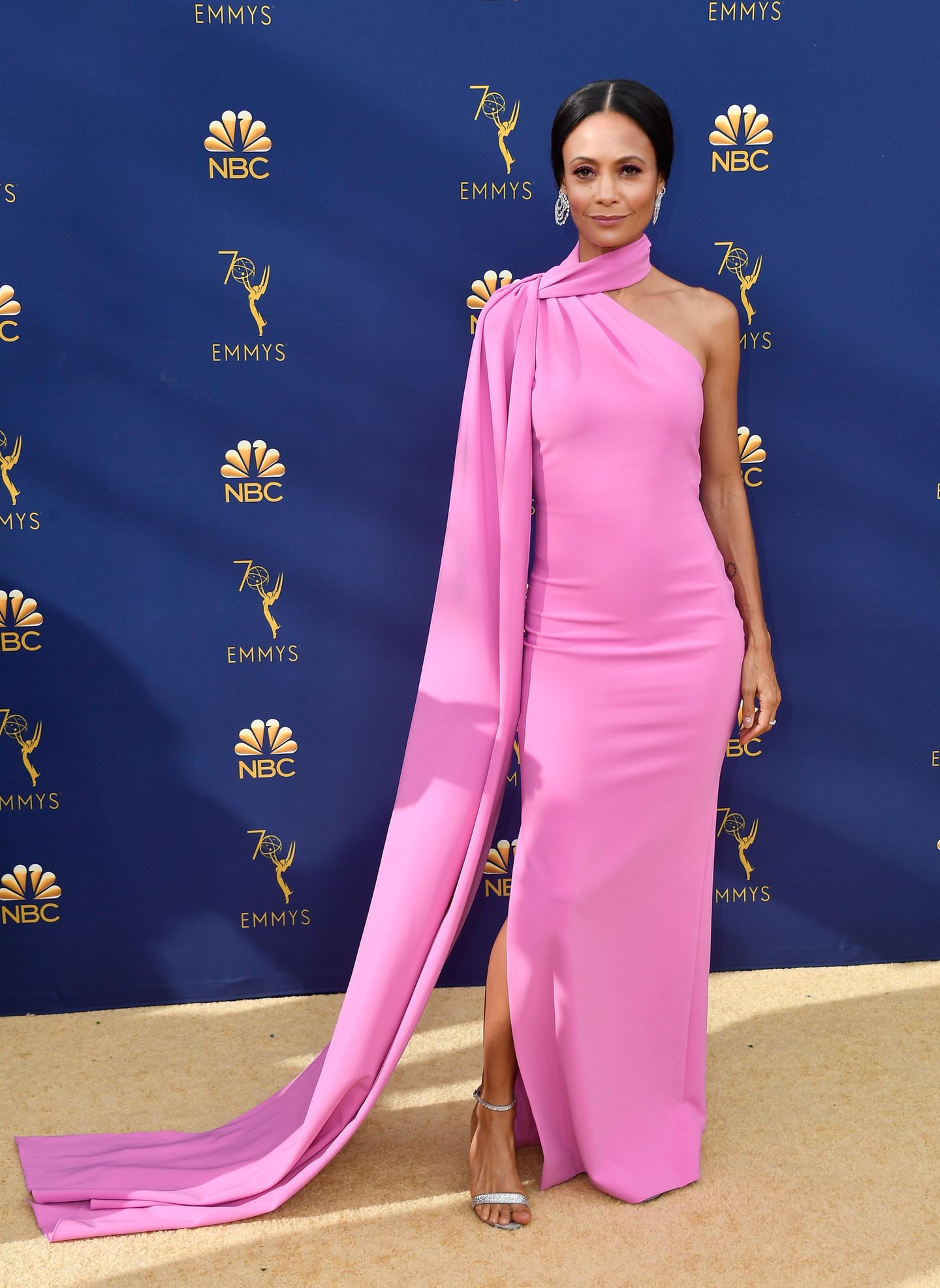 Einmal fünf Meter Stoff, bitte! Den wickelt sich Schauspielerin Thandie Newton um den Körper, Knoten um den Hals, fertig ist das Abendkleid mit seitlicher Schleppe.