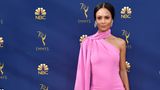 Einmal fünf Meter Stoff, bitte! Den wickelt sich Schauspielerin Thandie Newton um den Körper, Knoten um den Hals, fertig ist das Abendkleid mit seitlicher Schleppe.