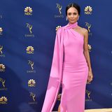 Einmal fünf Meter Stoff, bitte! Den wickelt sich Schauspielerin Thandie Newton um den Körper, Knoten um den Hals, fertig ist das Abendkleid mit seitlicher Schleppe.