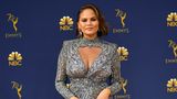 "Bei allem Respekt, ich frage mich, ob Chrissy Teigen wieder schwanger ist", kommentierte ein Twitter-User den Auftritt des Models im Silberkleid. Das ließ die Frau von Musiker John Legend nicht auf sich sitzen. Ihre Antwort: "Ich habe gerade erst ein Baby bekommen, aber danke, dass du so respektvoll bist."