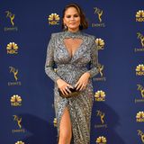 "Bei allem Respekt, ich frage mich, ob Chrissy Teigen wieder schwanger ist", kommentierte ein Twitter-User den Auftritt des Models im Silberkleid. Das ließ die Frau von Musiker John Legend nicht auf sich sitzen. Ihre Antwort: "Ich habe gerade erst ein Baby bekommen, aber danke, dass du so respektvoll bist."