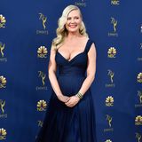 Anfang Mai wurde Schauspielerin Kirsten Dunst zum ersten Mal Mutter, bei den Emmys meldete sie sich im Rampenlicht zurück. Die 36-Jährige trug eine elegante, dunkelblaue Robe von Schiaparelli Haute Couture.