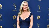 Anfang Mai wurde Schauspielerin Kirsten Dunst zum ersten Mal Mutter, bei den Emmys meldete sie sich im Rampenlicht zurück. Die 36-Jährige trug eine elegante, dunkelblaue Robe von Schiaparelli Haute Couture.
