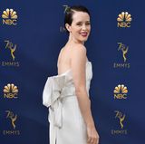 Zwangsjacke oder zusammengeknotetes Bettlaken? Das Designerkleid von Schauspielerin Claire Foy weckt merkwürdige Assoziationen.