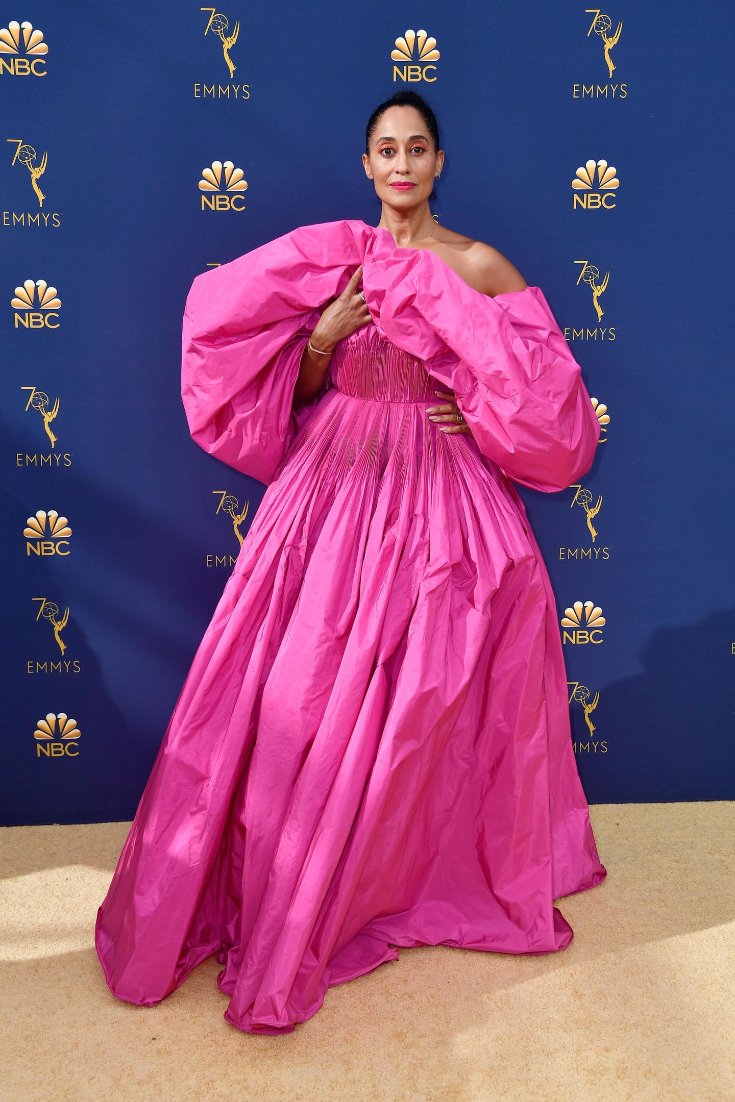 Ob Tracee Ellis Ross, Tochter von Sängerin Diana Ross, unter diesem Valentino-Kleid noch jemanden in den Saal geschmuggelt hat? Platz genug wäre auf jeden Fall. 