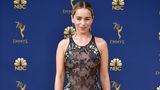 Trägt Schauspielerin Emilia Clarke nur Dessous oder fehlt bei ihrem Outfit das Oberteil? Der "Game of Thrones"-Star überraschte mit dieser eigenwilligen Kreation von Dior Haute Couture.