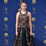 Trägt Schauspielerin Emilia Clarke nur Dessous oder fehlt bei ihrem Outfit das Oberteil? Der "Game of Thrones"-Star überraschte mit dieser eigenwilligen Kreation von Dior Haute Couture.