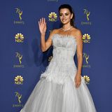 Schauspielerin Penélope Cruz schmückte sich mit fremden Federn in einer weißen Couture-Robe von Chanel