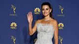 Schauspielerin Penélope Cruz schmückte sich mit fremden Federn in einer weißen Couture-Robe von Chanel