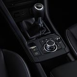 Endlich: Im Mazda CX-3 stört kein Handbremshebel mehr an der Mittelkonsole