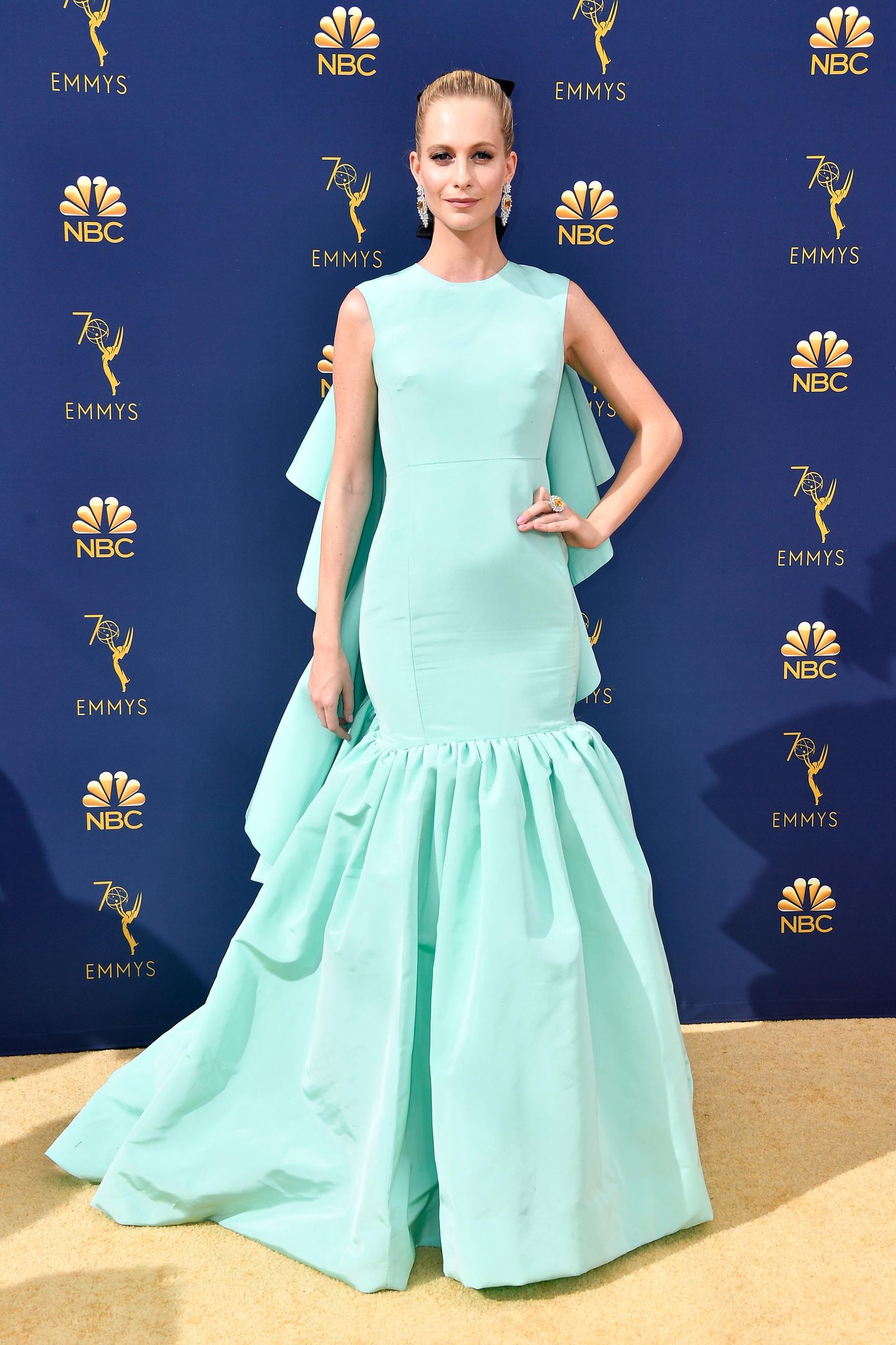 Das Modell Lampenschirm darf auch auf keinem roten Teppich fehlen: Bei den Emmys präsentierte Poppy Delevingne eine mintgrüne Variante von Giambattista Valli