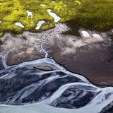 Kunst durch Erosion: Gletscherwasser lässt im Lavasand neue Flussläufe entstehen