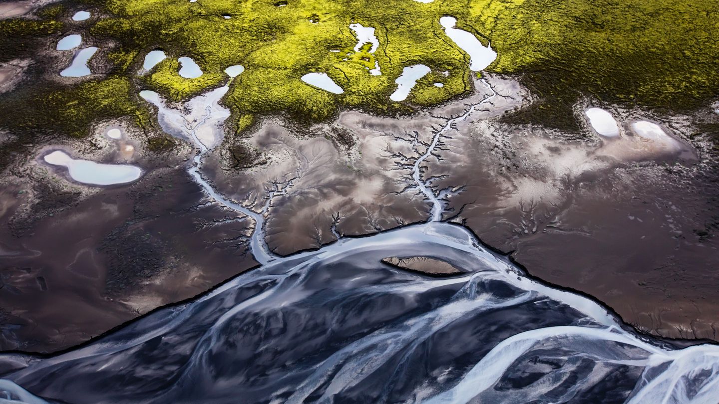 Kunst durch Erosion: Gletscherwasser lässt im Lavasand neue Flussläufe entstehen