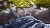 Kunst durch Erosion: Gletscherwasser lässt im Lavasand neue Flussläufe entstehen