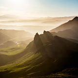 Gebirgslandschaft im Morgennebel: Sonnenaufgang bei Vík í Mýrdal