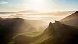 Gebirgslandschaft im Morgennebel: Sonnenaufgang bei Vík í Mýrdal