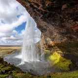 Ganz eigener Regenbogen: Hinter dem Wasserfall Seljalandsfoss kann man zu Fuß durchlaufen