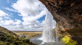 Ganz eigener Regenbogen: Hinter dem Wasserfall Seljalandsfoss kann man zu Fuß durchlaufen