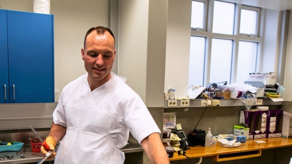 Land der Trolle und Geysire: Der Gerichtsmediziner: Mit den Touristen stiegen auch die Todesfälle. Sie landen bei Sebastian Kunz, einem Arzt aus München Der Gerichtsmediziner: Mit den Touristen stiegen auch die Todesfälle. Sie landen bei Sebastian Kunz, einem Arzt aus München