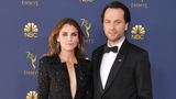 Keri Russell und Matthew Rhys lernten sich am Set der Serie "The Americans" kennen. Dort spielen sie ein russisches Spionen-Paar. Inzwischen sind sie auch im echten Leben liiert und Eltern eines Sohnes. Zu den Emmys kamen sie stilvoll im schwarzen Partnerlook.