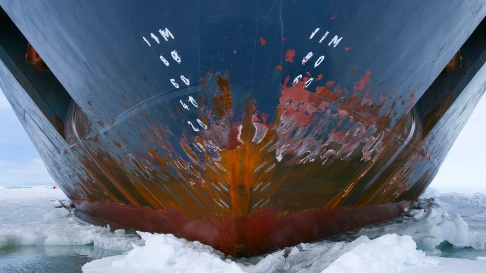 Eisbrecher im arktischen Ozean