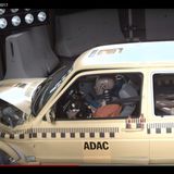 Seitenansicht des Aufpralls. Der Vorderwagen bricht unkontrolliert zusammen. Trotz des Gurtes bewegen sich die Insassen nach vorn.