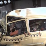 Der Kopf prallt auf das Lenkrad, die komplette Struktur auf der Fahrerseite bricht zusammen.