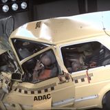 Die Barriere drückt Lenkrad, Holm und Armaturen in den Fahrgastraum.