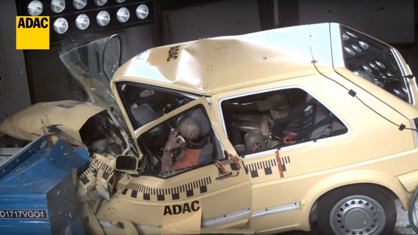 Die Barriere drückt Lenkrad, Holm und Armaturen in den Fahrgastraum.