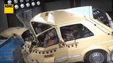 Die Barriere drückt Lenkrad, Holm und Armaturen in den Fahrgastraum.