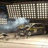 Die Aufprallenergie wurde im Wesentlichen von Verformungen im vordersten Teil des Fahrzeugs aufgefangen.