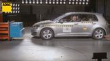 Der Golf VIII rast mit 67 km/h auf die Barriere zu.