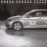 Der Golf VIII rast mit 67 km/h auf die Barriere zu.