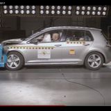 Der Aufprall drückt die Haube weg