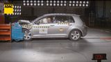 Gut ist zu erkennen, wie das Vorderrad kontrolliert zurückweicht und nicht Richtung Fahrgastraum abgelenkt wird.