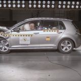 Gut ist zu erkennen, wie das Vorderrad kontrolliert zurückweicht und nicht Richtung Fahrgastraum abgelenkt wird.