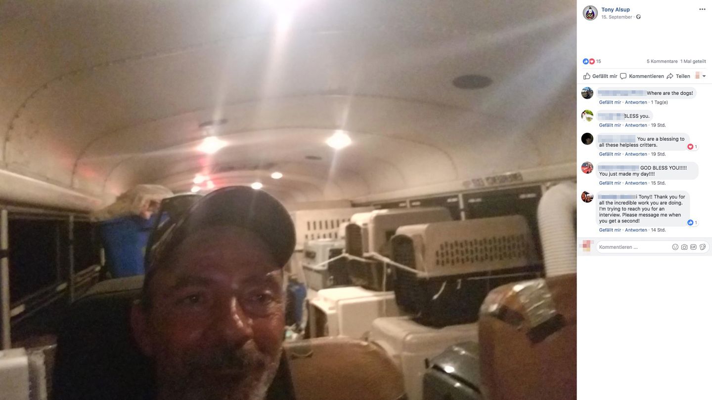 Tony Alsup vorn im Bild. Hinter ihm sind Boxen, in der die Tiere transportiert werden