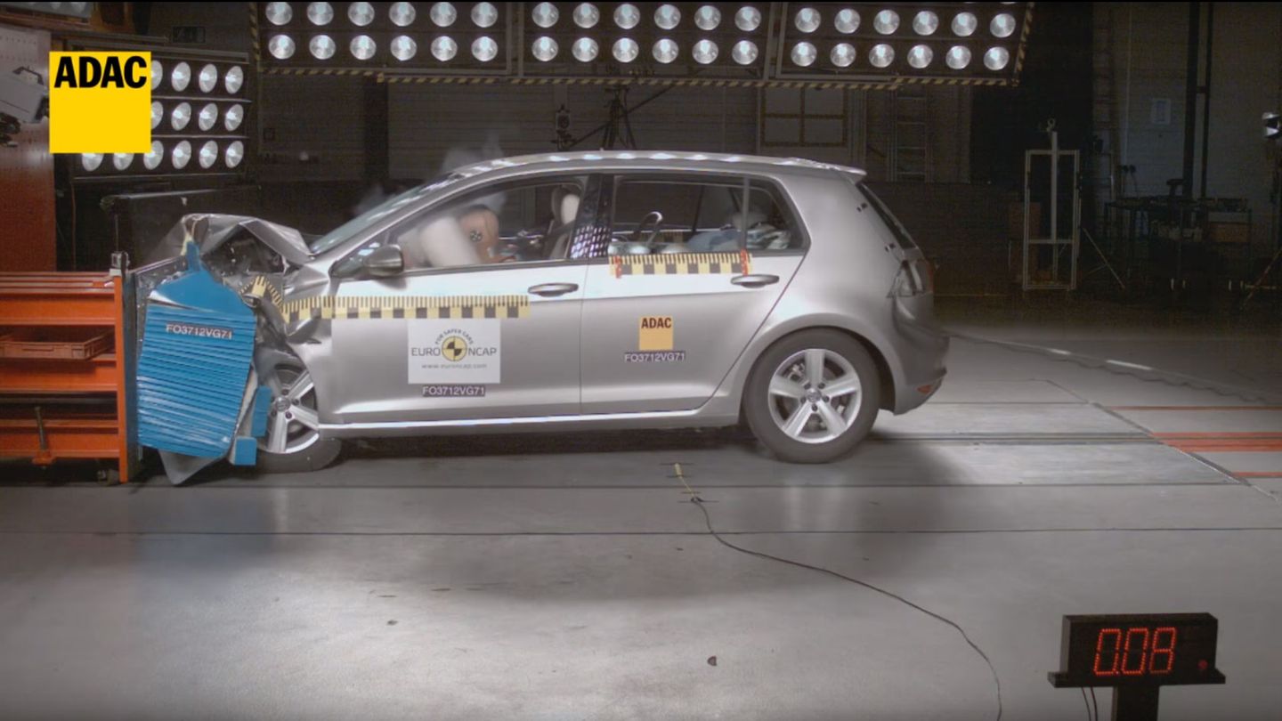 Das Zusammenspiel von Gurtstraffer, Begrenzer und Airbag lässt den Kopf "weich" landen.