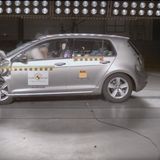 Das Zusammenspiel von Gurtstraffer, Begrenzer und Airbag lässt den Kopf "weich" landen.