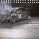 Holm und Türen sind kaum beschädigt. Wichtig für die Rettung: die Tür müsste sich öffnen lassen.