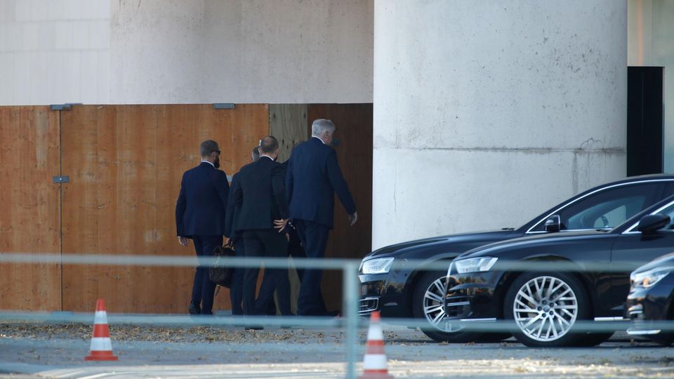 Horst Seehofer (r.) traf am frühen Nachmittag im Kanzleramt ein