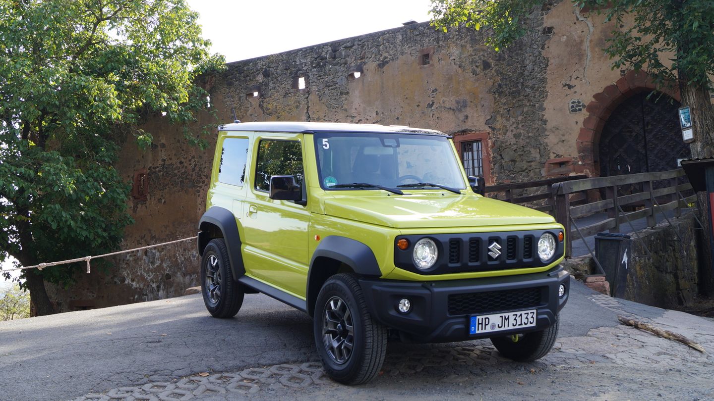 Den Jimny gibt es in den Ausstattungsvarianten Comfort und Comfort+, erstmals ist eine Verkehrsschilderkennung an Bord. Was fehlt, ist eine Variante mit absolut puristischer Serienausstattung. 