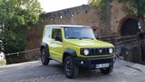 Den Jimny gibt es in den Ausstattungsvarianten Comfort und Comfort+, erstmals ist eine Verkehrsschilderkennung an Bord. Was fehlt, ist eine Variante mit absolut puristischer Serienausstattung. 