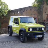 Den Jimny gibt es in den Ausstattungsvarianten Comfort und Comfort+, erstmals ist eine Verkehrsschilderkennung an Bord. Was fehlt, ist eine Variante mit absolut puristischer Serienausstattung. 