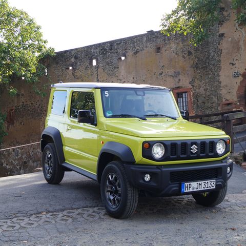 Den Jimny gibt es in den Ausstattungsvarianten Comfort und Comfort+, erstmals ist eine Verkehrsschilderkennung an Bord. Was fehlt, ist eine Variante mit absolut puristischer Serienausstattung. 