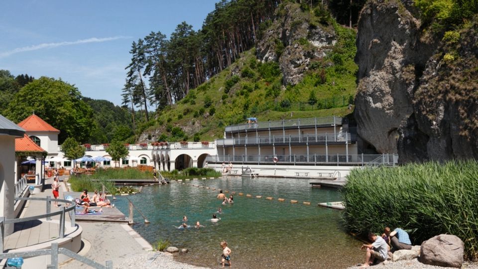 Reisetipp: Im Felsenbad der Stadt, 1926 eröffnet, können sich die Sportler von den Strapazen erholen Im Felsenbad der Stadt, 1926 eröffnet, können sich die Sportler von den Strapazen erholen