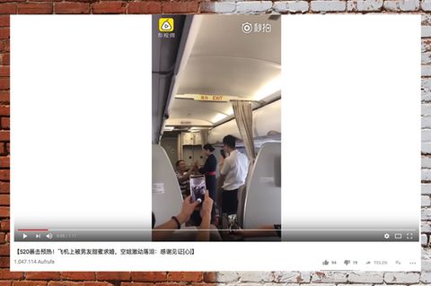 China: Stewardess gefeuert weil sie Hochzeitsantrag während der Arbeit annimmt