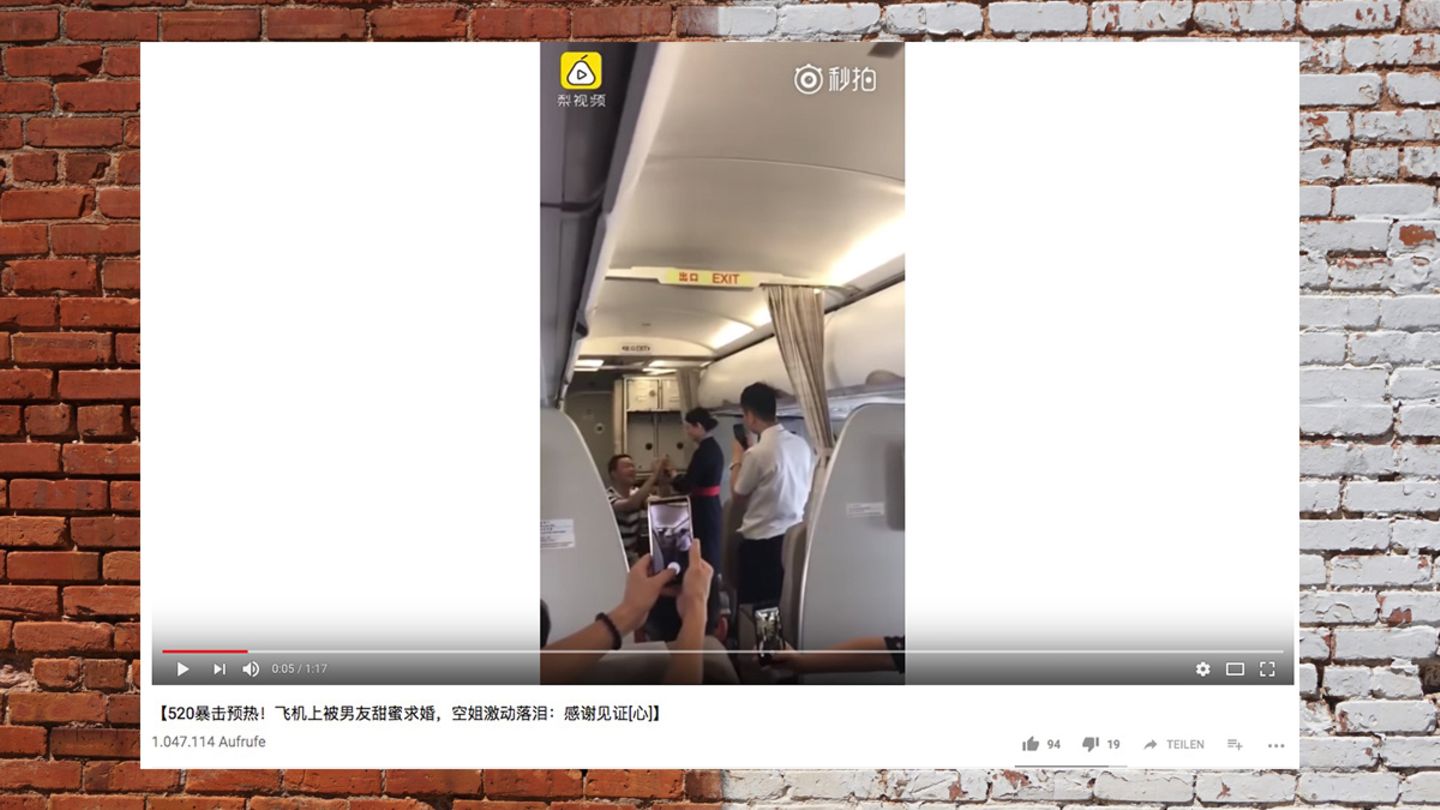 China: Stewardess gefeuert weil sie Hochzeitsantrag während der Arbeit annimmt