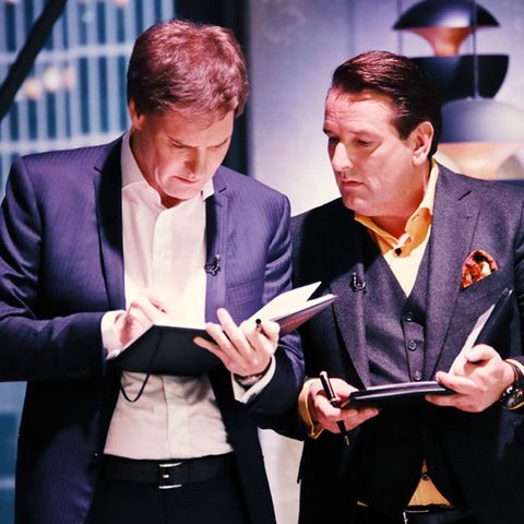 Carsten Maschmeyer und Ralf Dümmel besprechen ihr Millionenangebot an Smart Sleep