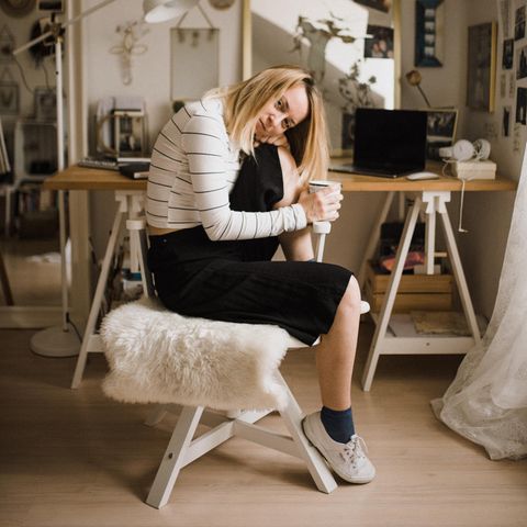 Frau auf Stuhl